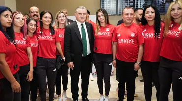 Paralimpik Oyunları'nda "tarih yazan" sporcular Türkiye'ye döndü