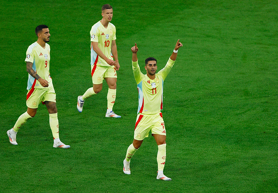 İspanya 3'te 3 yaparak son 16'ya yükseldi