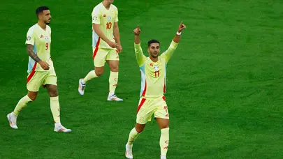 İspanya 3'te 3 yaparak son 16'ya yükseldi