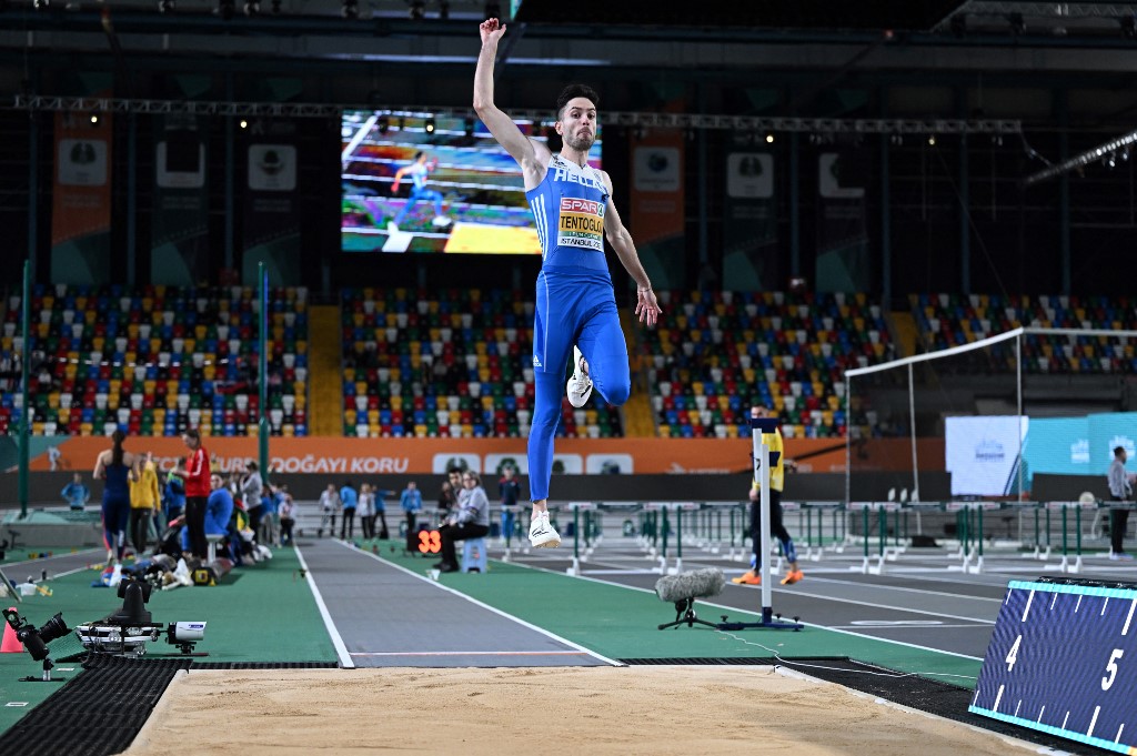 Olimpiyat şampiyonu Yunan atletten depremzedelere yardım