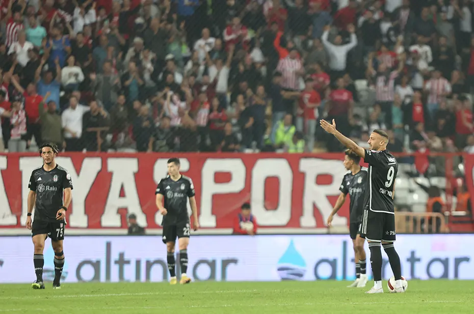 "Penaltı ve kırmızıyı atladı!" | Spor yazarları Antalyaspor-Beşiktaş maçı için ne dedi? - 6 "Penaltı ve kırmızıyı atladı!" | Spor yazarları Antalyaspor-Beşiktaş maçı için ne dedi? - 6