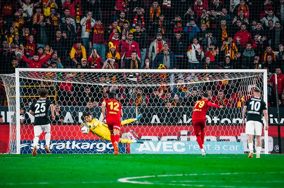 Süper Lig maçına kaleci damgası: Penaltı kurtardı, asist yaptı - 2