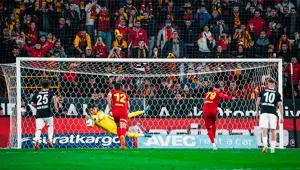 Süper Lig maçına kaleci damgası: Penaltı kurtardı, asist yaptı Süper Lig maçına kaleci damgası: Penaltı kurtardı, asist yaptı