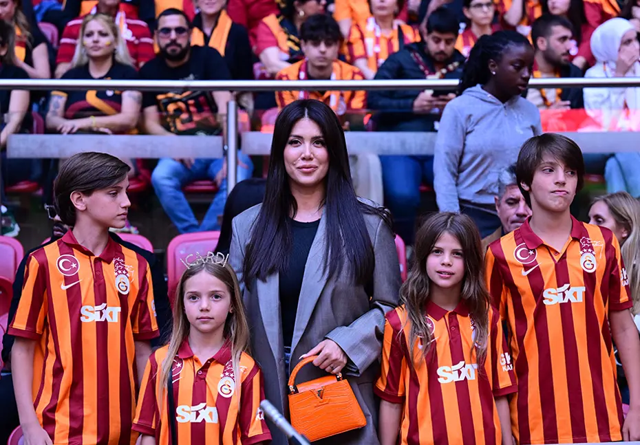 Görkemli kutlama: Şampiyon Galatasaray kupalarına kavuştu - 26 Görkemli kutlama: Şampiyon Galatasaray kupalarına kavuştu - 26