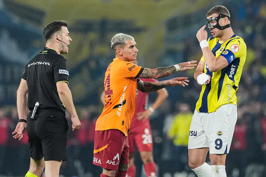 "Okan Buruk, Mourinho'yu yine imha etti" | Spor yazarları Fenerbahçe-Galatasaray derbisi için ne dedi? - 4 "Okan Buruk, Mourinho'yu yine imha etti" | Spor yazarları Fenerbahçe-Galatasaray derbisi için ne dedi? - 4