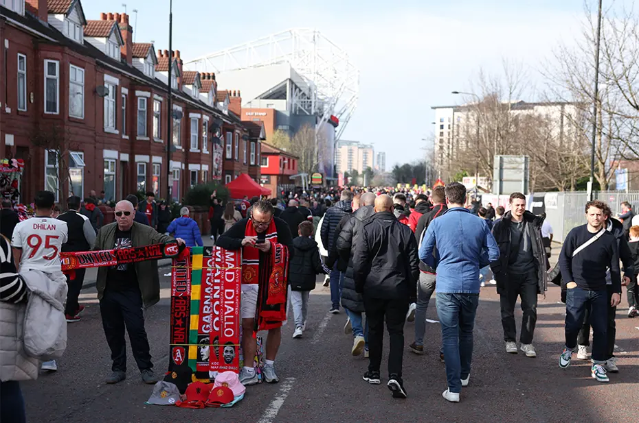 Dev maç öncesinde Manchester United taraftarlarından protesto - 3