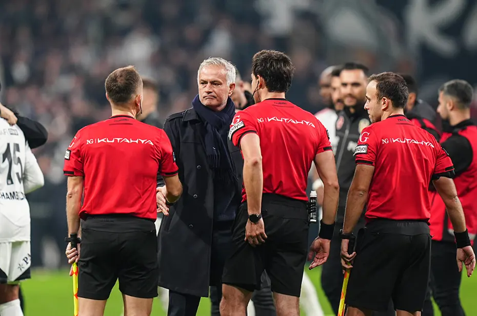 Okan Buruk, Mourinho'nun stratejisini çözdü: "Bazen gülerek geçmek lazım" - 5