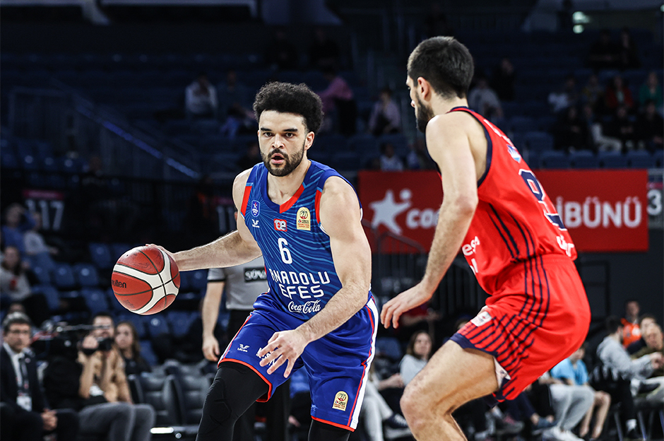 Anadolu Efes'ten iç sahada üst üste altıncı galibiyet