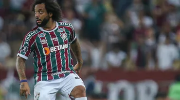 Rakibinin bacağının kırılmasına sebep olan Marcelo sahayı ağlayarak terk etti