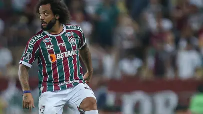 Rakibinin bacağının kırılmasına sebep olan Marcelo sahayı ağlayarak terk etti