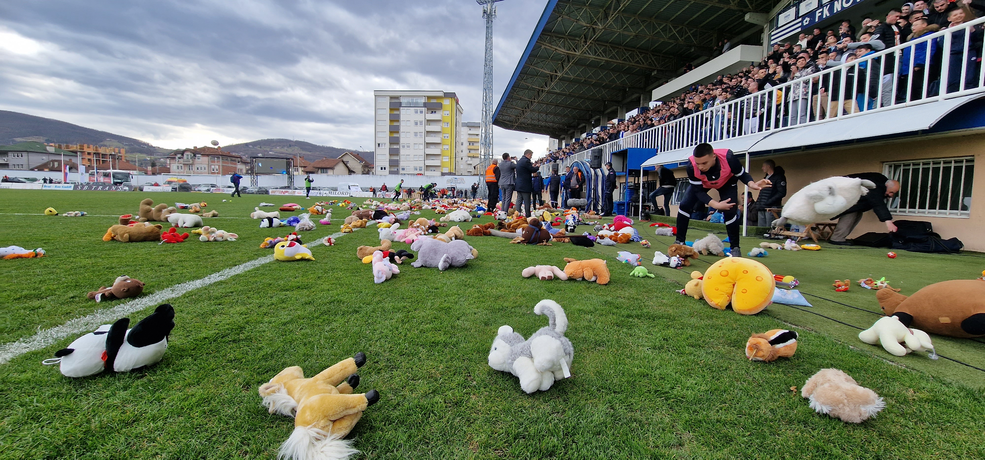 Sırbistan Ligi'nde depremzede çocuklar için oyuncak toplandı