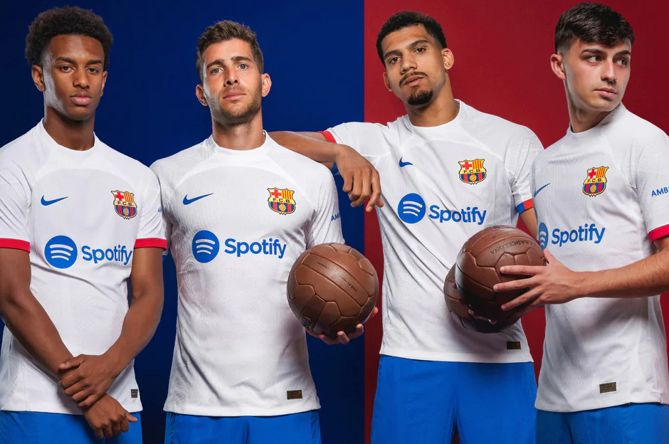 Barcelona 2023/2024 sezonunda giyeceği deplasman formasını tanıttı