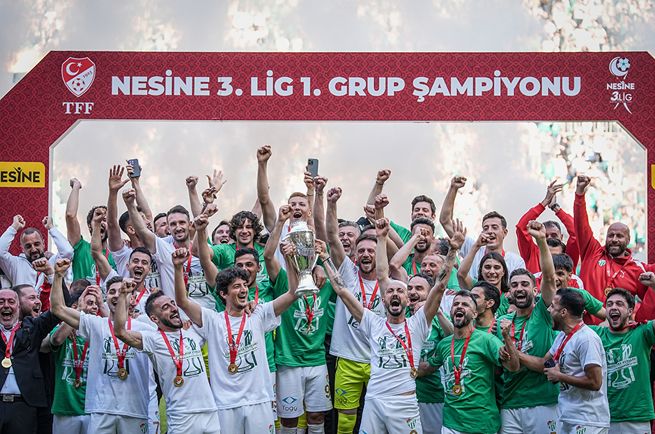 Bursaspor şampiyonluk kupasını 45 bin kişinin önünde aldı
