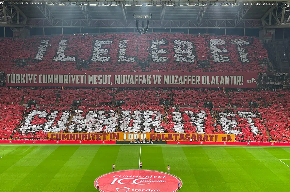 Galatasaray-Beşiktaş derbisinde Türkiye Cumhuriyeti’nin 100. yılına özel koreografi - 9