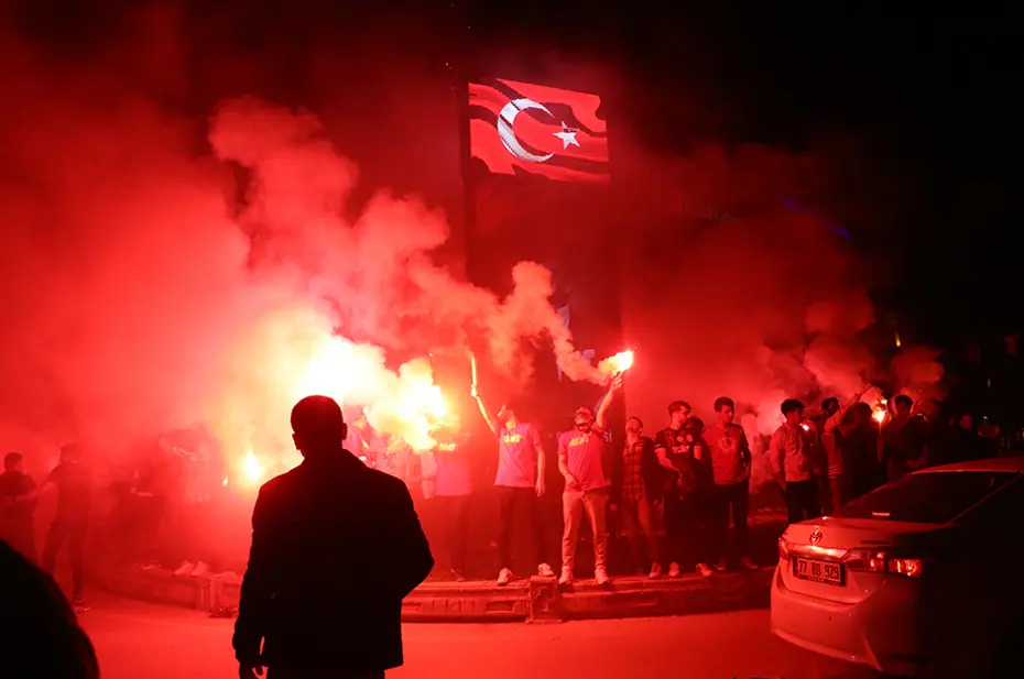 Galatasaraylı taraftarların şampiyonluk ve 5. yıldız kutlamalarından unutulmaz fotoğraflar - 25 Galatasaraylı taraftarların şampiyonluk ve 5. yıldız kutlamalarından unutulmaz fotoğraflar - 25