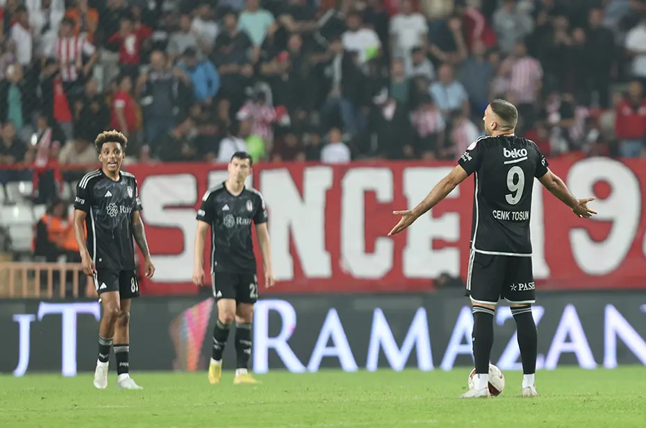 "Penaltı ve kırmızıyı atladı!" | Spor yazarları Antalyaspor-Beşiktaş maçı için ne dedi? - 2 "Penaltı ve kırmızıyı atladı!" | Spor yazarları Antalyaspor-Beşiktaş maçı için ne dedi? - 2