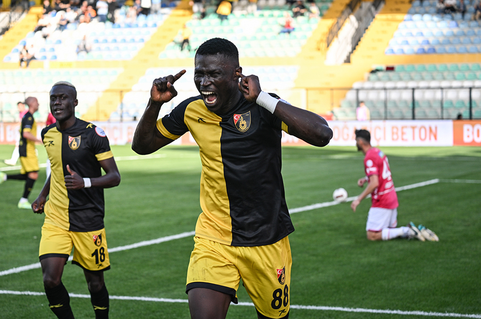 İstanbulspor sezonun ilk galibiyetini aldı