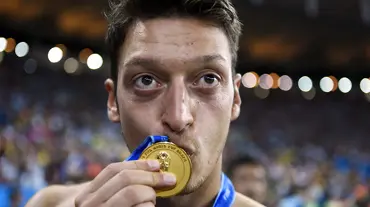 Almanya'da Mesut Özil'e övgü: "Dünyanın en iyilerinden biriydi"