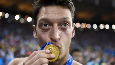 Almanya'da Mesut Özil'e övgü: "Dünyanın en iyilerinden biriydi"