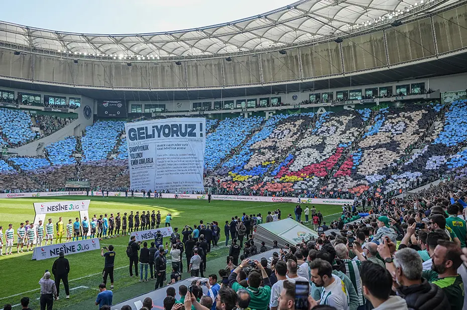 Bursaspor'un şampiyonluk kupasını alacağı maçta tribün şov: 45 bini aşkın taraftardan görsel şölen - 11