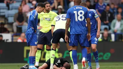Premier Lig'deki ilk maçında büyük talihsizlik: Hakem maça devam edemedi
