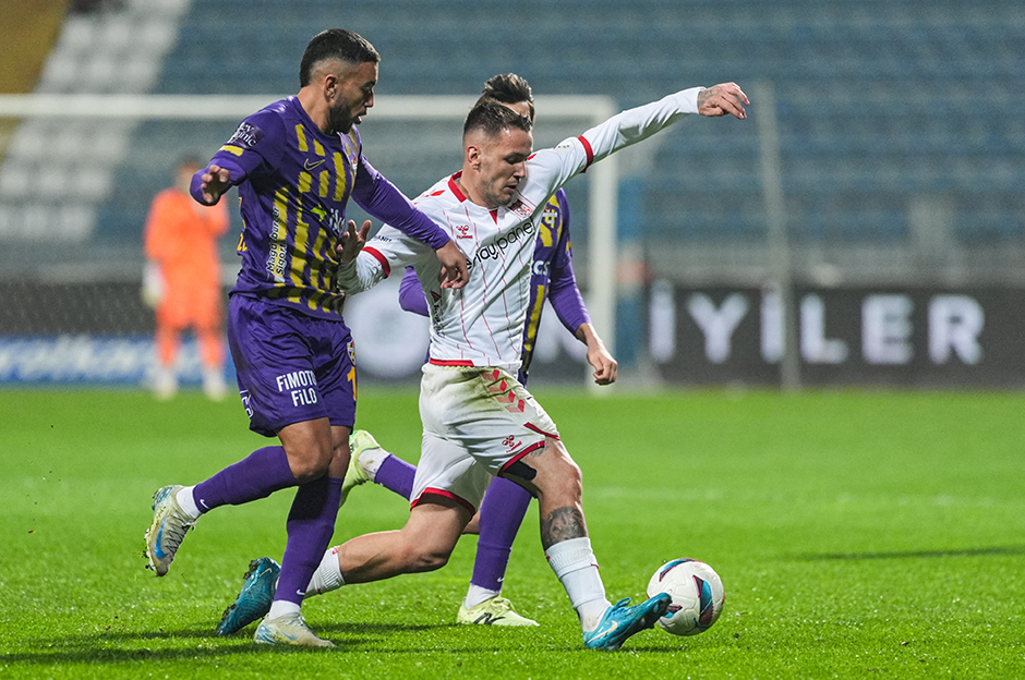 Eyüpspor tek golle kazandı: Sivas 9 kişi kaldı, Rey Manaj, Ömer Erdoğan'la tartıştı