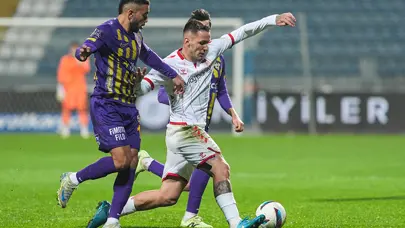 Eyüpspor tek golle kazandı: Sivas 9 kişi kaldı, Rey Manaj, Ömer Erdoğan'la tartıştı