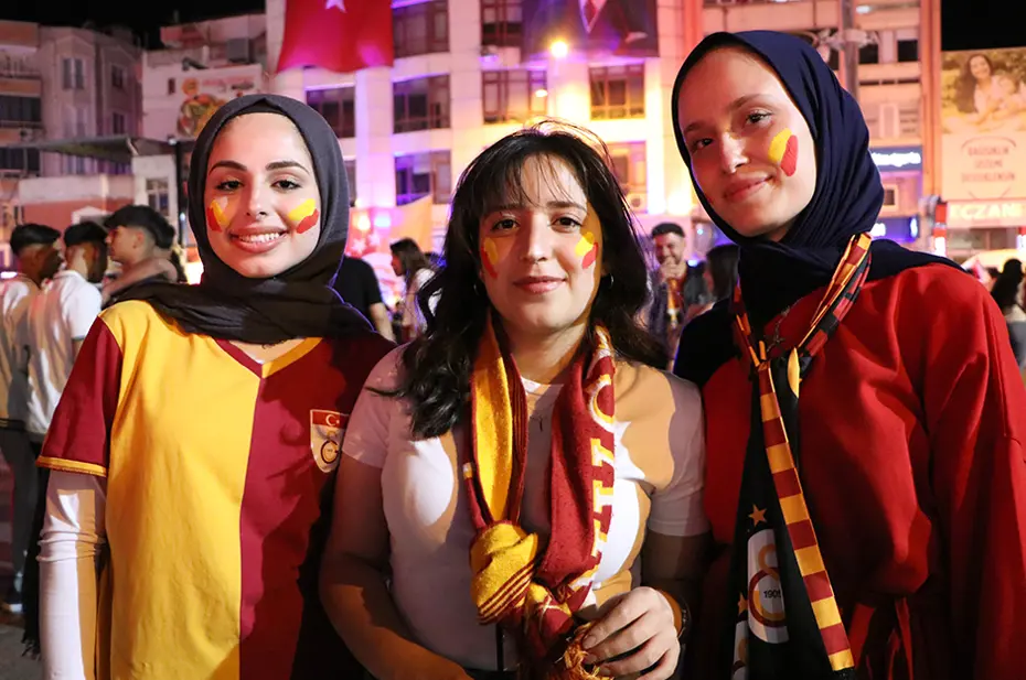 Galatasaraylı taraftarların şampiyonluk ve 5. yıldız kutlamalarından unutulmaz fotoğraflar - 14 Galatasaraylı taraftarların şampiyonluk ve 5. yıldız kutlamalarından unutulmaz fotoğraflar - 14
