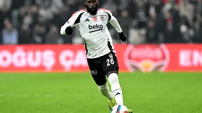 Beşiktaş tribünlerinden bir tepki de Masuaku'ya: Anons yapıldı