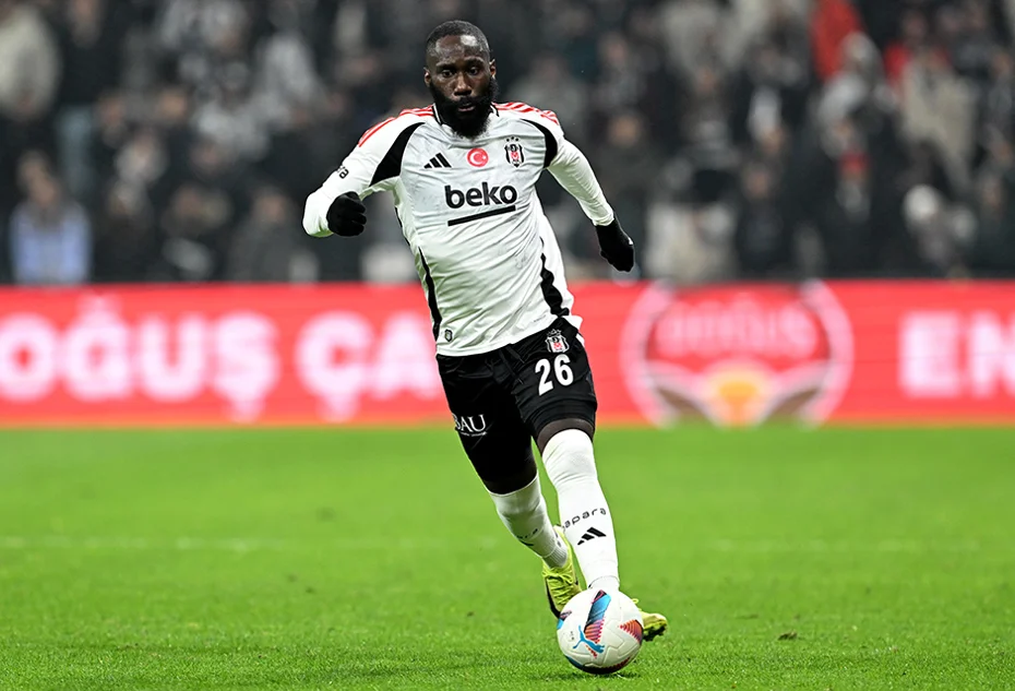 Beşiktaş'ta kriz: Apar topar gönderilmek istenen ismin sözleşmesindeki madde şok etti - 1 Beşiktaş'ta kriz: Apar topar gönderilmek istenen ismin sözleşmesindeki madde şok etti - 1