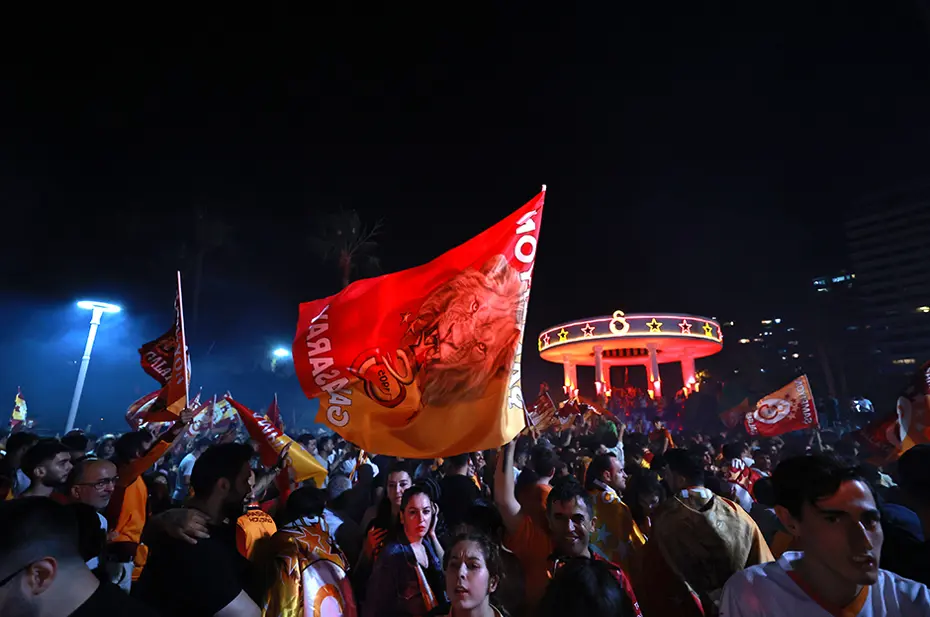 Galatasaraylı taraftarların şampiyonluk ve 5. yıldız kutlamalarından unutulmaz fotoğraflar - 9 Galatasaraylı taraftarların şampiyonluk ve 5. yıldız kutlamalarından unutulmaz fotoğraflar - 9