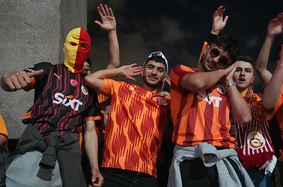 Galatasaraylı taraftarların şampiyonluk ve 5. yıldız kutlamalarından unutulmaz fotoğraflar - 43 Galatasaraylı taraftarların şampiyonluk ve 5. yıldız kutlamalarından unutulmaz fotoğraflar - 43