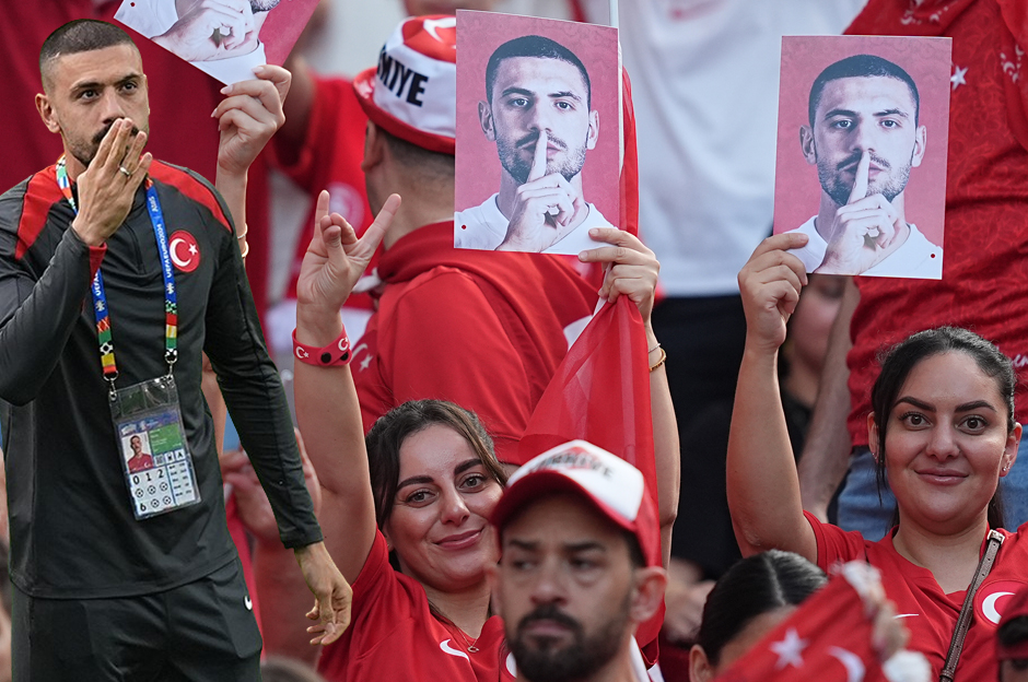 Merih Demiral sahaya çıktı: Taraftarlardan büyük destek