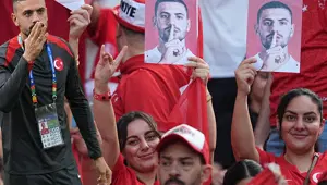 Merih Demiral sahaya çıktı: Taraftarlardan büyük destek Merih Demiral sahaya çıktı: Taraftarlardan büyük destek
