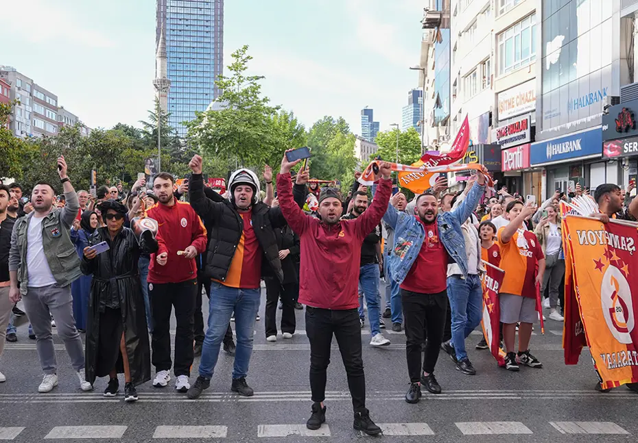 Görkemli kutlama: Şampiyon Galatasaray kupalarına kavuştu - 9 Görkemli kutlama: Şampiyon Galatasaray kupalarına kavuştu - 9