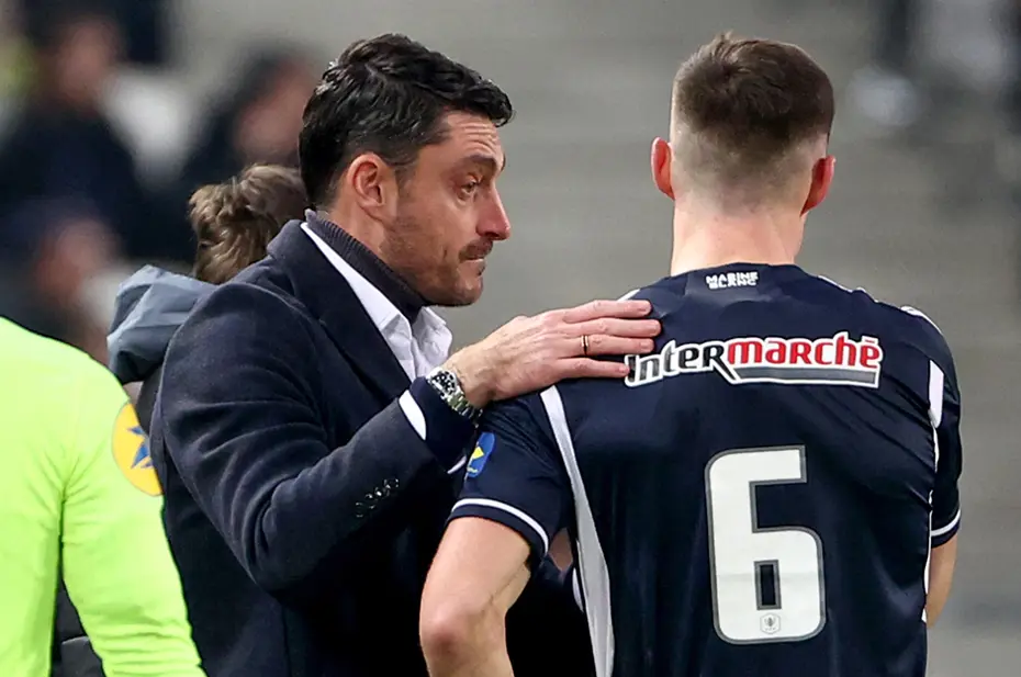 Kupa maçında kavgaya tutuşan Albert Riera için rakip takımdan olay sözler: "Palyaço" - 4