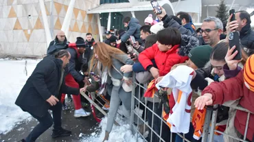 Sivas'ta Osimhen izdihamı: Bariyer üstüne düştü
