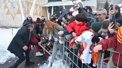 Sivas'ta Osimhen izdihamı: Bariyer üstüne düştü