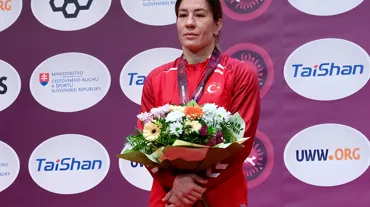 Yasemin Adar'dan gümüş madalya ile güreşe veda