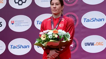 Yasemin Adar'dan gümüş madalya ile güreşe veda