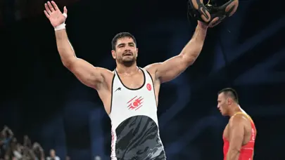 SON DAKİKA | Milli güreşçi Taha Akgül, Paris 2024'te bronz madalya kazandı