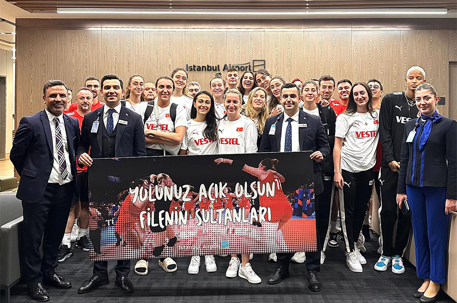 Avrupa şampiyonu Filenin Sultanları, olimpiyat elemeleri için Japonya'ya gitti