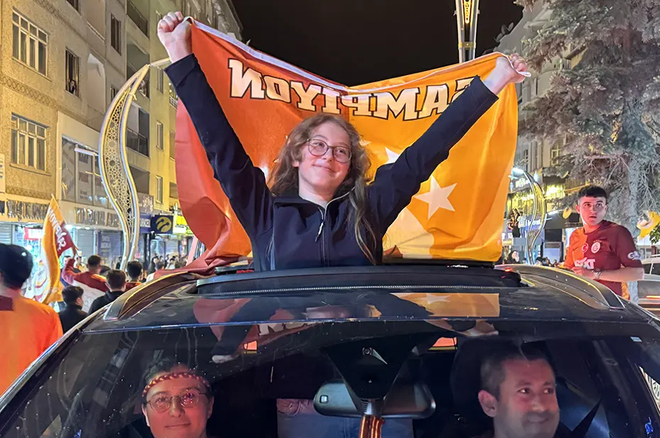Galatasaraylı taraftarların şampiyonluk ve 5. yıldız kutlamalarından unutulmaz fotoğraflar - 20 Galatasaraylı taraftarların şampiyonluk ve 5. yıldız kutlamalarından unutulmaz fotoğraflar - 20