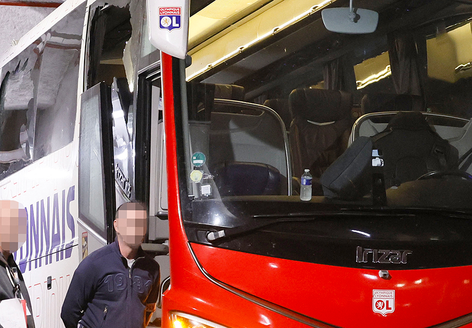 Rakip taraftarlardan teknik direktörü yaralayan çirkin saldırı