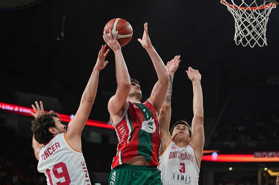 Karşıyaka Galatasaray'ı yendi, seriye tutundu