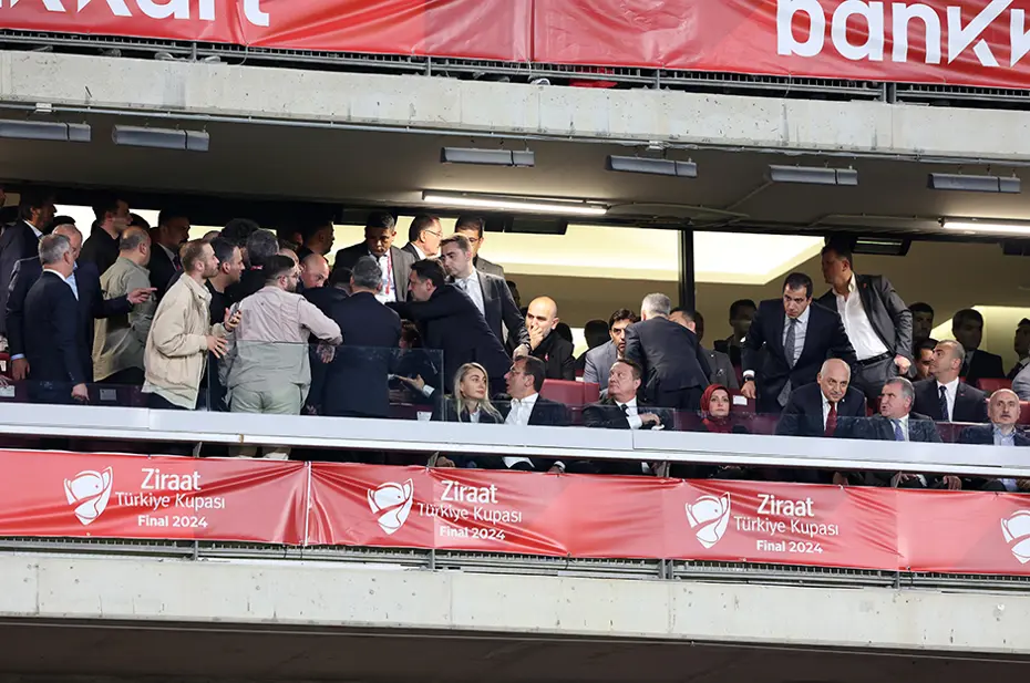 Beşiktaş - Trabzonspor maçı öncesi protokol tribününde bayrak krizi - 3