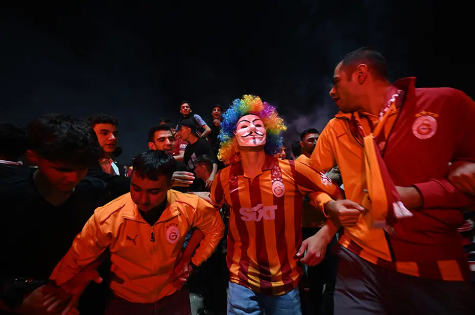 Galatasaraylı taraftarların şampiyonluk ve 5. yıldız kutlamalarından unutulmaz fotoğraflar - 33 Galatasaraylı taraftarların şampiyonluk ve 5. yıldız kutlamalarından unutulmaz fotoğraflar - 33