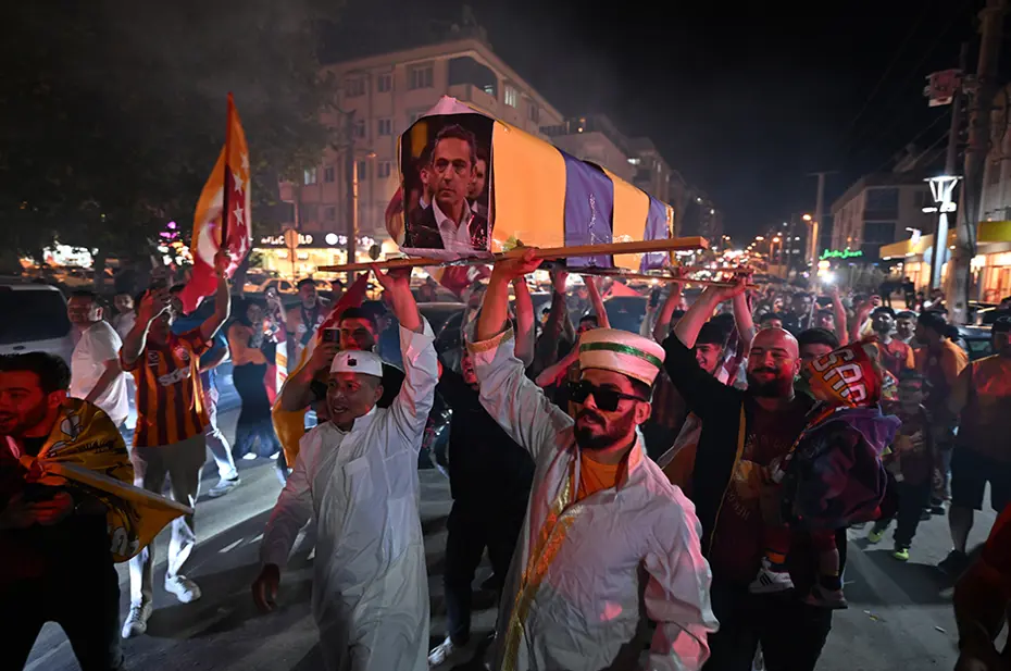 Galatasaraylı taraftarların şampiyonluk ve 5. yıldız kutlamalarından unutulmaz fotoğraflar - 29 Galatasaraylı taraftarların şampiyonluk ve 5. yıldız kutlamalarından unutulmaz fotoğraflar - 29