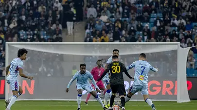 Efsanelerin karşı karşıya son maçında gol yağmuru!