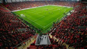 Tribünde şampiyon olan Göztepe, Süper Lig devini de geride bıraktı Tribünde şampiyon olan Göztepe, Süper Lig devini de geride bıraktı